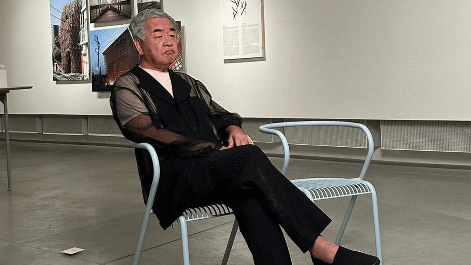 sentado na mesa
