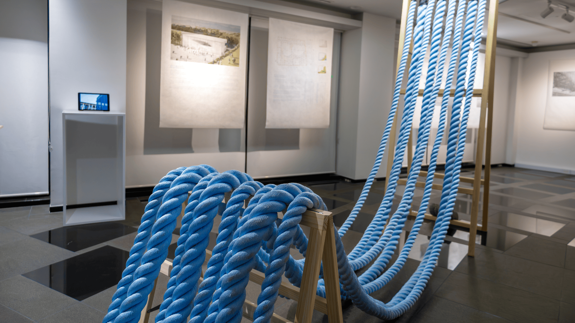 ポルトガル大使館で開催された「Oceanscapes」展。